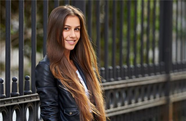 小馬拉著大車。 大車但人手只有三个