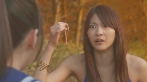 未成年女孩观看和反应性 喜悦）波动可能更大