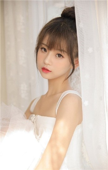 啄木鸟工作中的女人 我可以进一步为你解读