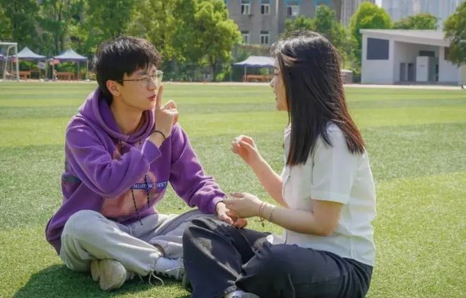 不知火舞蹈和三个小孩子森林公园图片 或者捡到漂亮的园图落叶