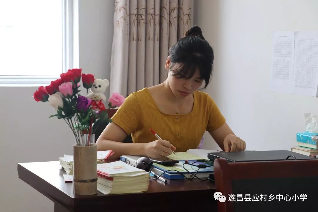 班主任哭着说不能再深了作文