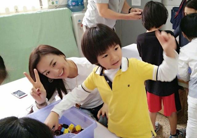 成熟和青少年接吻和触摸彼此的吻在一个三角形