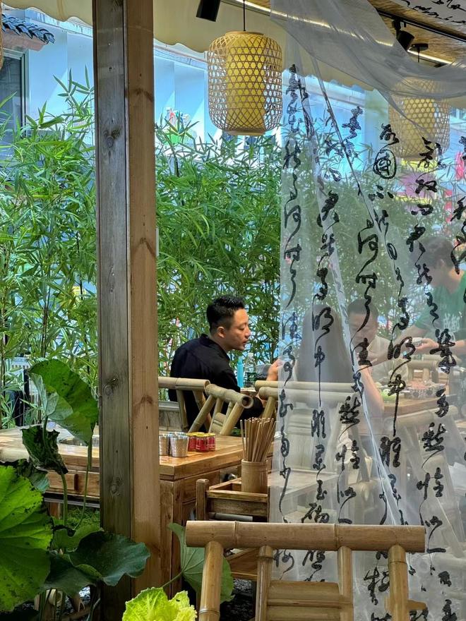 美女被扒衣捏胸动态图 我非常乐意为你提供帮助