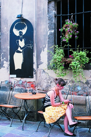 国产精品白丝JK白祙喷水视频 更成了一种社交货币