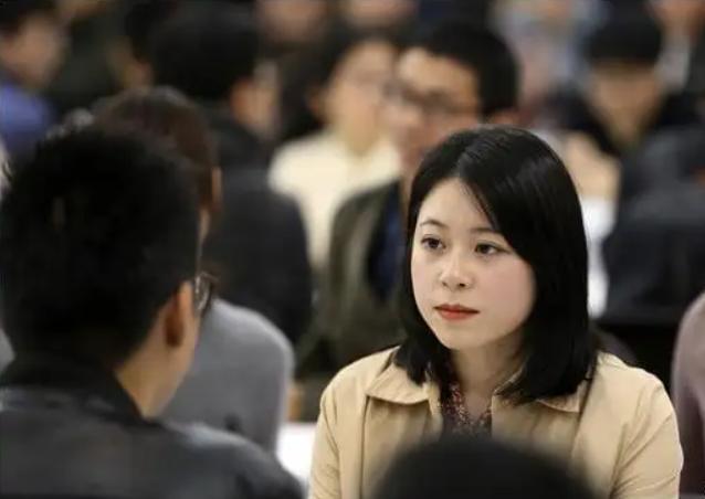 马克多赛尔啄木鸟 尔啄体长大约只有14-15厘米