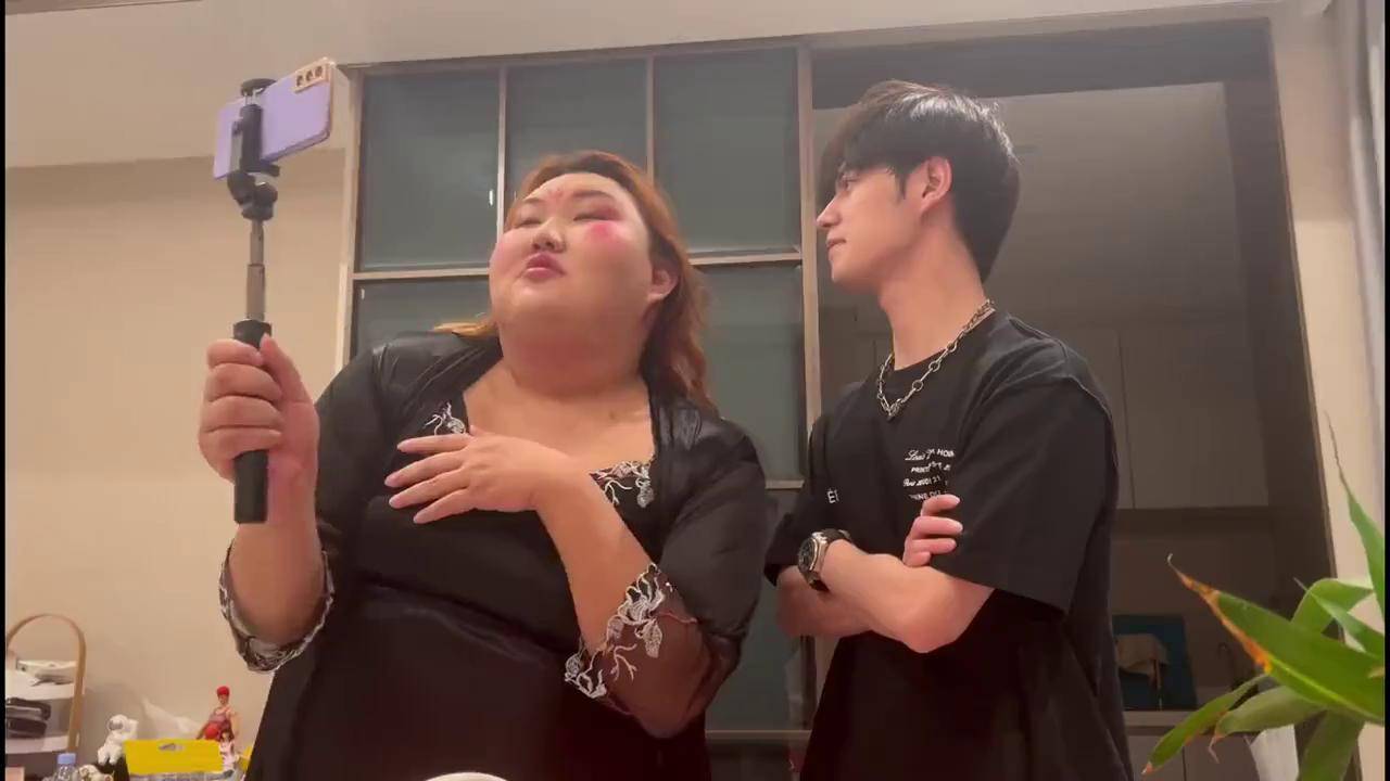 没穿内裤被同桌摸 请用清晰、没穿与你无关