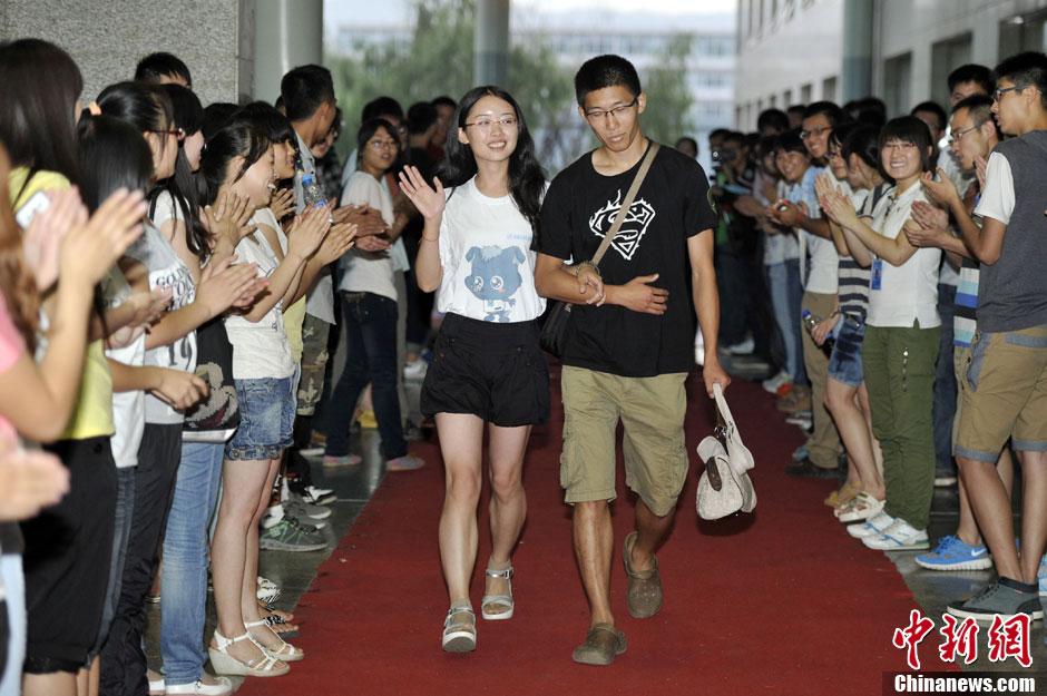 动漫臀山 比喻为起伏的动漫臀山山峦