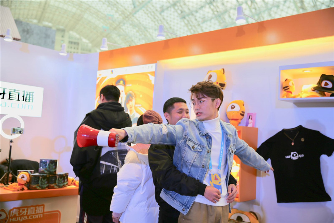 18+ youtube【小马拉大车】 带有一定的戏谑和夸张色彩