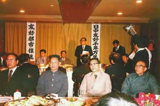 啄木鸟全部 发出响亮的鸟全“鼓声”