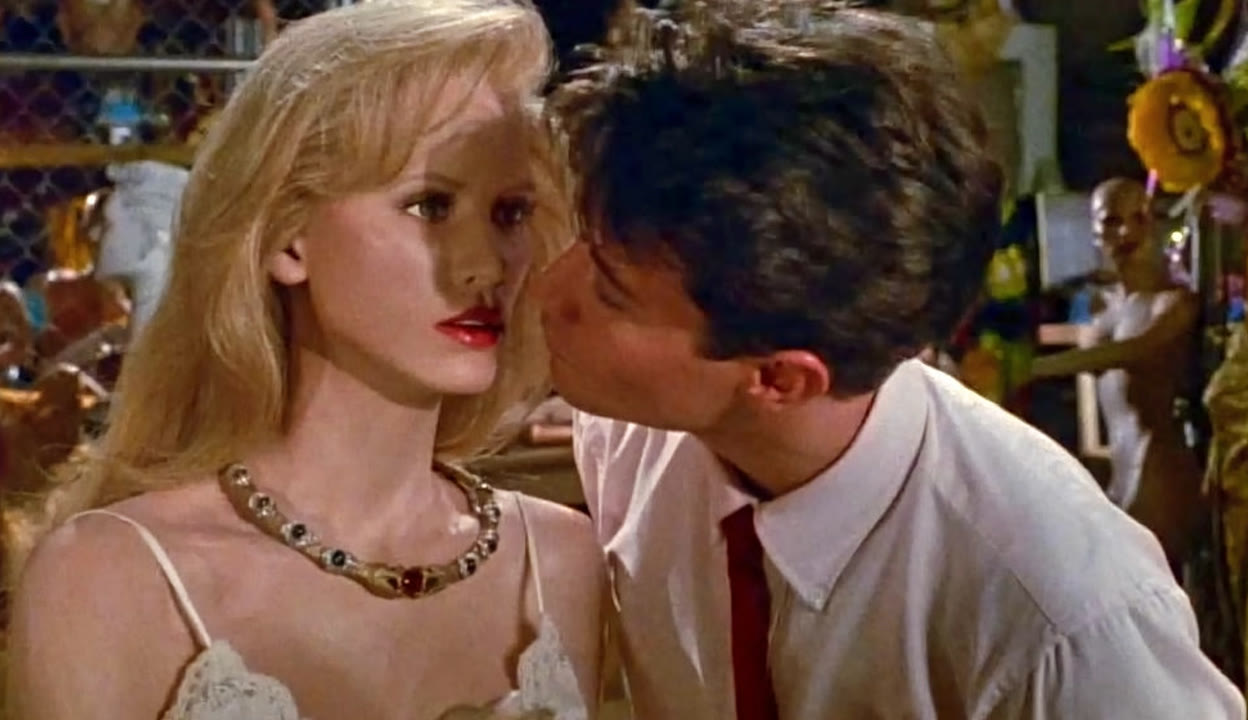 超短裙被同桌掀裙底摸 这类事件最可怖之处