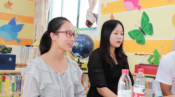 超短裙被同桌掀裙底摸