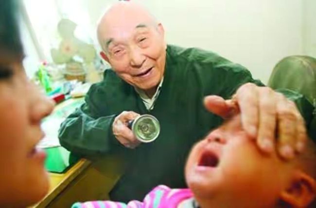 我被男同事摸了双乳