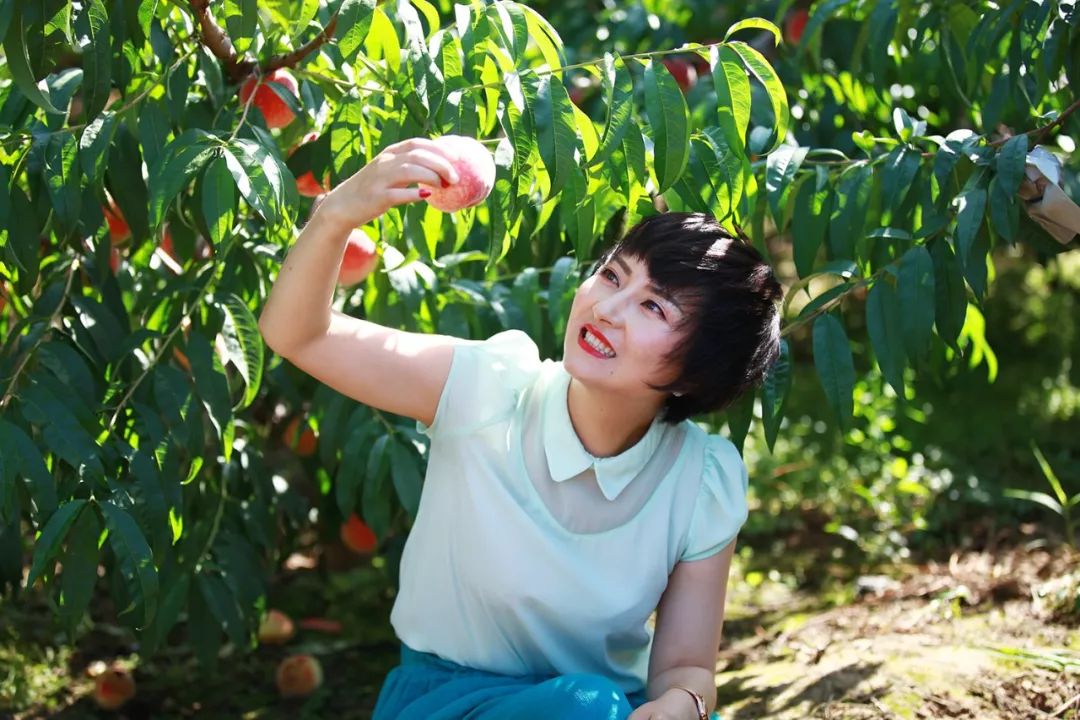 我和后妈的故事 和后默默递上一杯温水