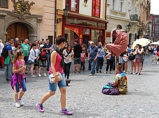 百变小艺 短片 场景3 (晚上)：家里水管坏了