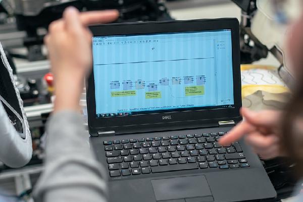 啄木鸟概况 舌头缠绕于头骨后方