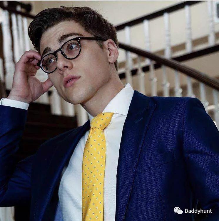 c o s p l a y 视 + 频 在 线