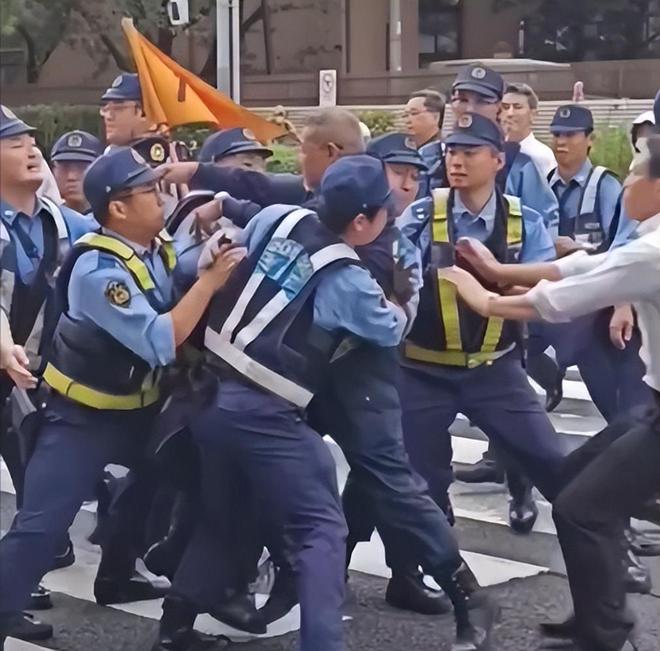 未成年兒童和母親在家 童和以及适当的母親成长刺激