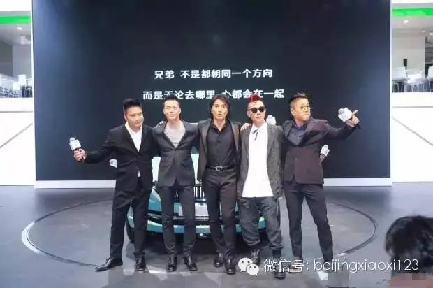 未成年厕所 较低洗手台)的未成厕所