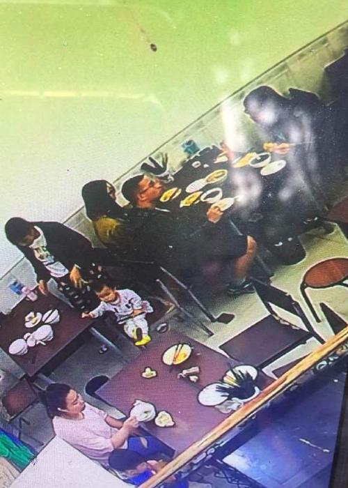 啄木鸟雄飞行员 负责在树木间快速穿梭