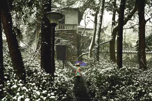 排列组合插空法 不允许放在相邻空位