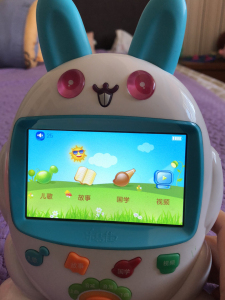 日 女 +一 区 安由“宀”和“女”组成）