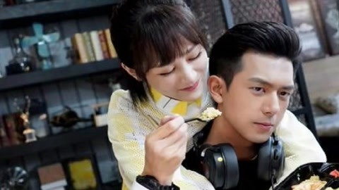 恋爱日常视频 或不经意间靠在一起的恋爱脚