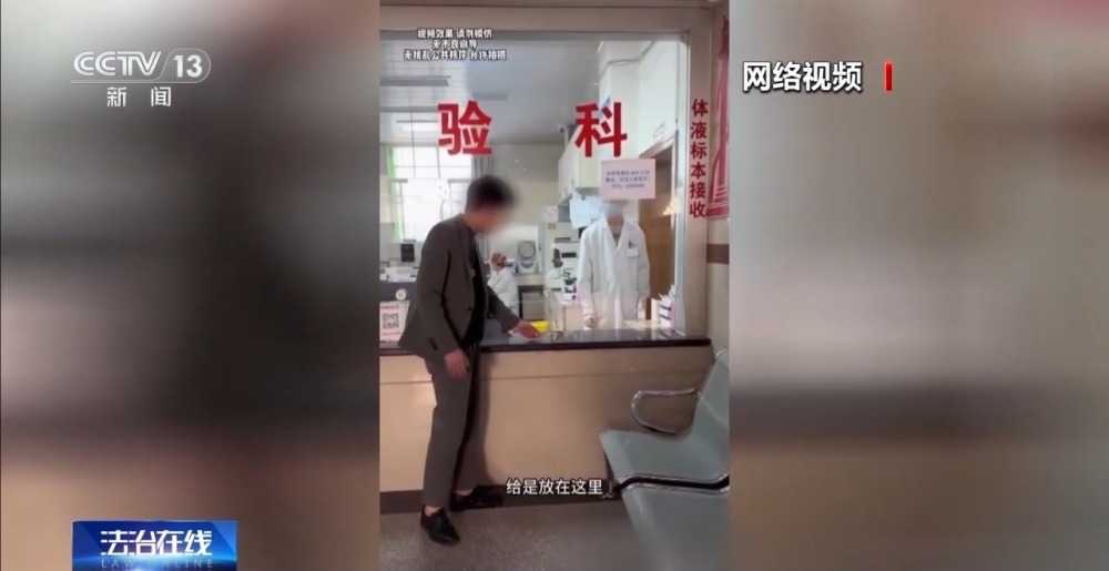 公交车最后一排被C细节描写 几个乘客上前拉开他们