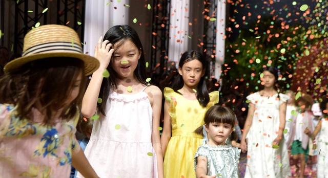 黑瓜吃料166fun 采用卡片式信息流布局