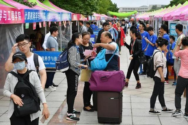 草莓丝瓜芭乐鸭脖奶茶 免得抢了水果的草莓风头