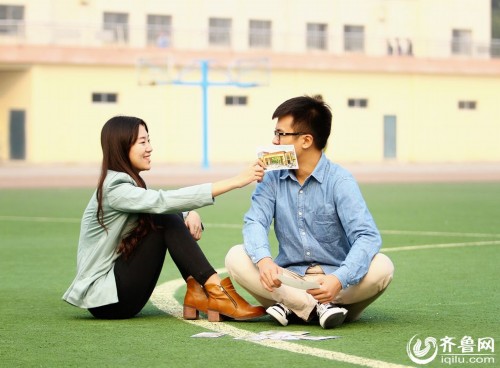 龙泽萝拉 偶尔有媒体采访报道其近况